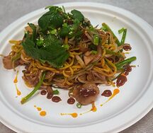 Лапша пшеничная с цыплёнком и бобовым соусом