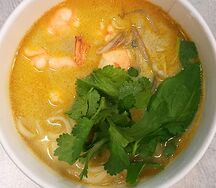 Лакса с креветками и яичной лапшой