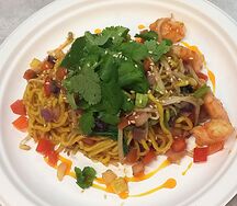 Лапша пшеничная с креветками и креветочным соусом