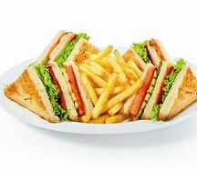 Клаб-сэндвич с ветчиной и картофелем фри