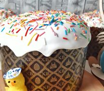 Большой кулич сдобный с изюмом
