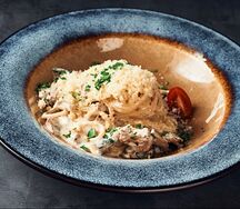 Спагетти с курицей и грибами