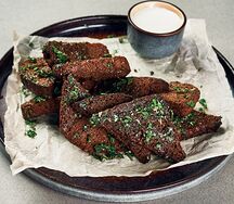 Бородинские гренки с соусом блю чиз