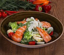 Салат Тёплый с лососем и сыром камамбер