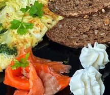 Норвежский омлет с брокколи и лососем