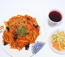 Паровой рис с курицей в кисло-сладком соусе