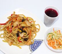 Жареная лапша с креветками