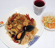 Жареный мифэнь с морепродуктами