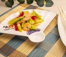 Салат с огурцами и креветками