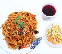 Лапша с курицей в кисло-сладком соусе