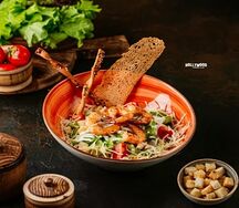 Салат Цезарь с креветками
