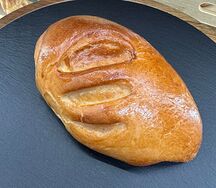 Булочка с малиной и яблоком