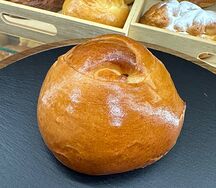 Булочка с яблоком и корицей