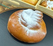 Булочка с малиной