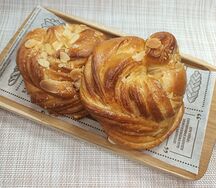 Булочка с корицей и миндалём