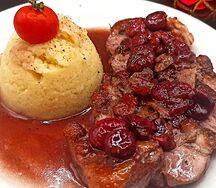 Утиная грудка Магре с вишней и кускусом