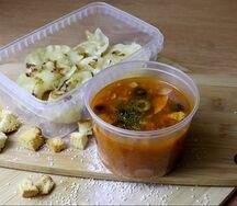 Солянка мясная и вареники с картофелем и жареным лучком