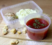 Борщ с салом и куриная котлетка с нежным пюре
