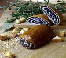 Рогалик с маком