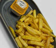Картофель фри с сырным соусом
