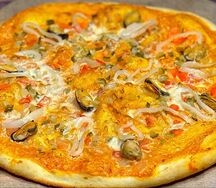 Пицца с кальмаром и мидиями