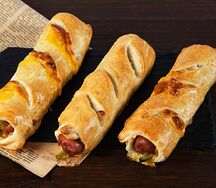 Сосиска в тесте с сыром и маринованным огурчиком