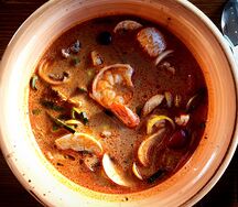 Том ям с креветками и мидиями