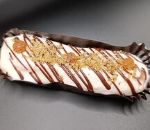 Эклер с карамелизированной грушей и сыром