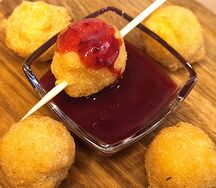 Сырные шарики с клюквенным соусом