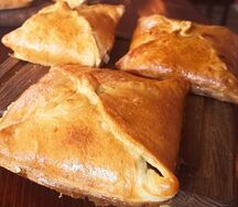 Пирожок с говядиной и луком