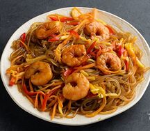 Wok лапша из сладкого картофеля с креветкой и лососем