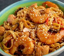 Wok с лососем и королевской креветкой