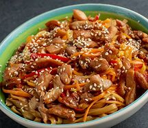 Wok с филе куриного бедра
