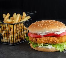 Гамбургер с курицей и картофель фри