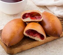 Пирожок с клубникой