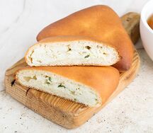 Пирожок с яйцом и луком