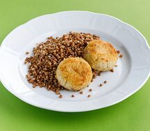 Рыбные котлеты с гречкой