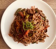Соба с говядиной и овощами в соусе терияки