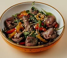 Салат с мраморной говядиной и печеным перцем