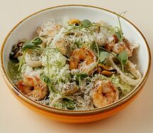 Микс из морепродуктов с листьями салата и муссом из авокадо