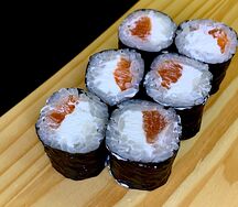 Ролл с лососем и сыром классический