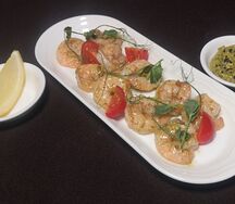 Жареные креветки с соусом песто