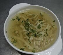 Куриный бульон с лапшой