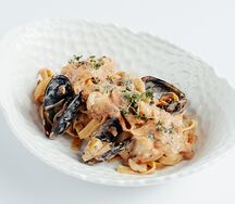 Паста с морепродуктами в сливочно-томатном соусе
