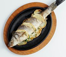 Сибас, запечённый с лимоном и картофелем