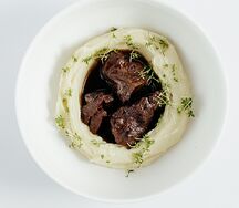 Томленые говяжьи щечки с картофельным пюре