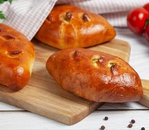 Запечённый пирожок с яйцом и луком