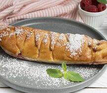 Ватрушка со свежей клубникой