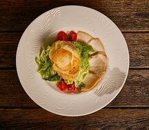 Салат Цезарь с куриной грудкой
