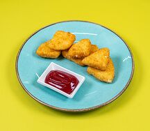Жареный сыр с ягодным соусом